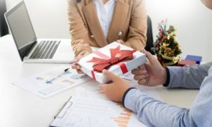 راهنمای جامع انتخاب هدایای تبلیغاتی مؤثر برای رویدادهای تجاری